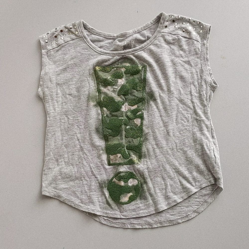 A grey t-shirt with a sparkling camo exclamation